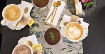Хайфское кафе Lumiere Cafe продолжает удивлять. Кофе, штрудель и… вязаная клубничка?