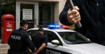Драма в Немецкой колонии: мужчина напал на начальника почтового отделения, а потом на полицейских