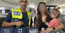Мать в панике, ребенок в машине: в Хайфе двухлетняя девочка оказалась заперта в автомобиле