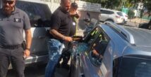 В разгар жары сотрудник муниципалитета разбил стекло автомобиля, чтобы спасти малыша