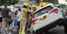 Пожарные спасли женщину из перевернувшегося автомобиля в Хайфе